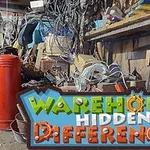 창고 내부의 다양한 물건들과 장비들이 어지럽게 놓여 있는 모습