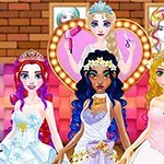 세 명의 공주들이 다양한 드레스를 입고 서 있으며, 뒤에는 머리 장식을 한 인물이 있는 화려한 배경이 보입니다