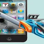 스마트폰 화면 위를 전기톱으로 자르는 모습