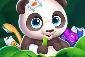 커다란 눈을 가진 아기 판다가 붕대를 하고 잎사귀 너머로 무언가를 먹고 있는 모습과 함께 주변에 갈아입을 옷과 물건들이 놓여 있다