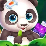 커다란 눈을 가진 아기 판다가 붕대를 하고 잎사귀 너머로 무언가를 먹고 있는 모습과 함께 주변에 갈아입을 옷과 물건들이 놓여 있다