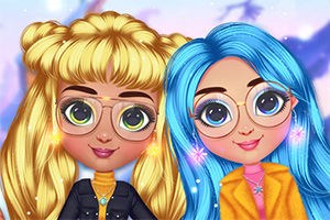 두 명의 인형 스타일 소녀가 안경을 쓰고 웃고 있으며, 한 명은 금발이고 다른 한 명은 파란 머리이다