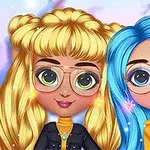 두 명의 인형 스타일 소녀가 안경을 쓰고 웃고 있으며, 한 명은 금발이고 다른 한 명은 파란 머리이다