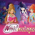 세 명의 만화 캐릭터가 방 안에서 서 있으며, 서로 즐겁게 대화하고 있다