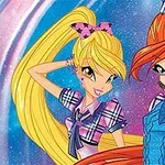 두 명의 소녀가 화려한 배경 앞에서 미소를 지으며 포즈를 취하고 있다