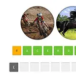 모래 위를 달리는 오토바이와 들판에서 뛰는 검은 말이 나란히 나타난 이미지