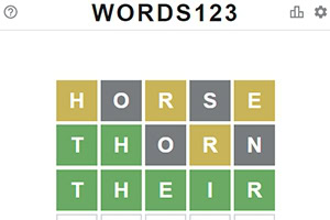 단어 추측 게임 보드에 알파벳이 채워진 격자가 표시되어 있으며, 노란색과 녹색 및 회색 타일이 포함되어 있다