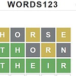 단어 추측 게임 보드에 알파벳이 채워진 격자가 표시되어 있으며, 노란색과 녹색 및 회색 타일이 포함되어 있다
