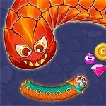 거대한 오렌지색 뱀과 여러 가지 작은 보석 및 캐릭터들이 있는 장면