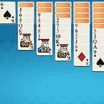 푸른 배경 위에 여러 개의 카드가 펼쳐진 이미지