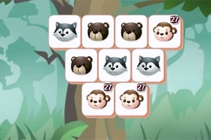 숲 배경 앞에 동물 이모티콘이 있는 타일들이 정렬된 이미지